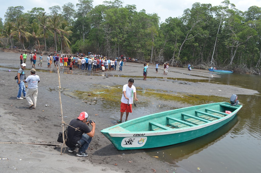 Pobladores y pescadores artesanales de Retalhuleu afrontan problemas para pescar porque bocabarra se encuentra azolvada. (Foto Prensa Libre: Jorge Tizol).
