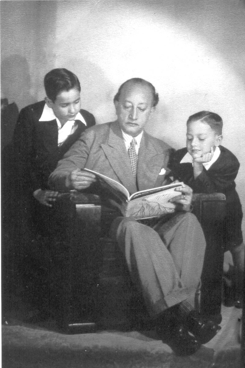 Miguel Ángel Asturias, escritor guatemalteco y premio Nobel de Literatura 1967, junto a sus hijos Rodrigo y Miguel Ángel. (Foto: Hemeroteca PL)
