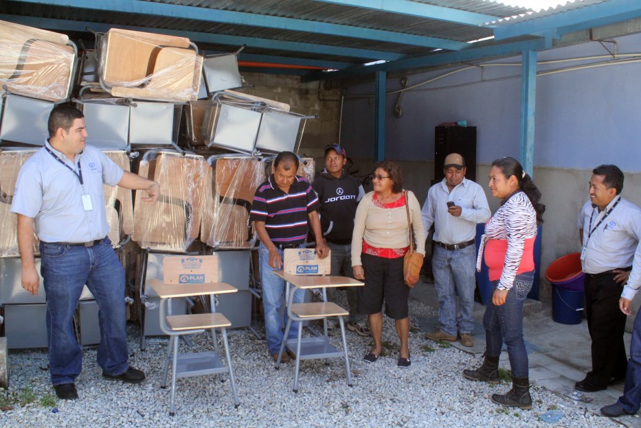 Autoridades de la oenegé Plan Internacional entregan el donativo a las autoridades de los establecimientos educativos. (Foto Prensa Libre: Hugo Oliva)