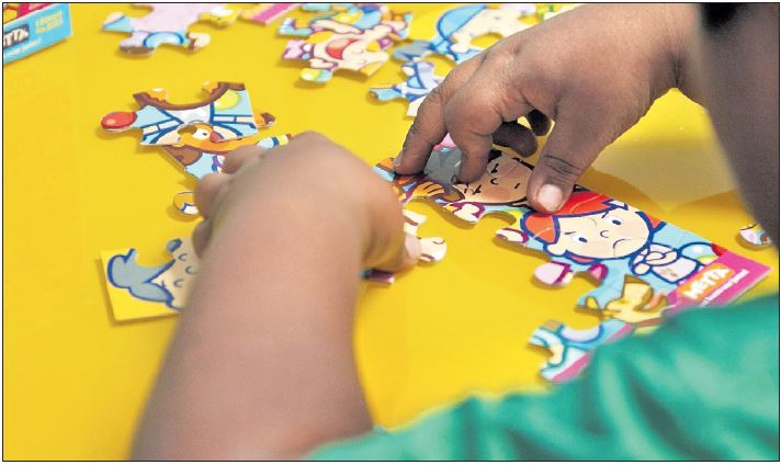 Cada niño recibe terapias personalizadas encaminadas a mejorar sus capacidades cognitivas. (Foto Prensa Libre: Ángel Elías)