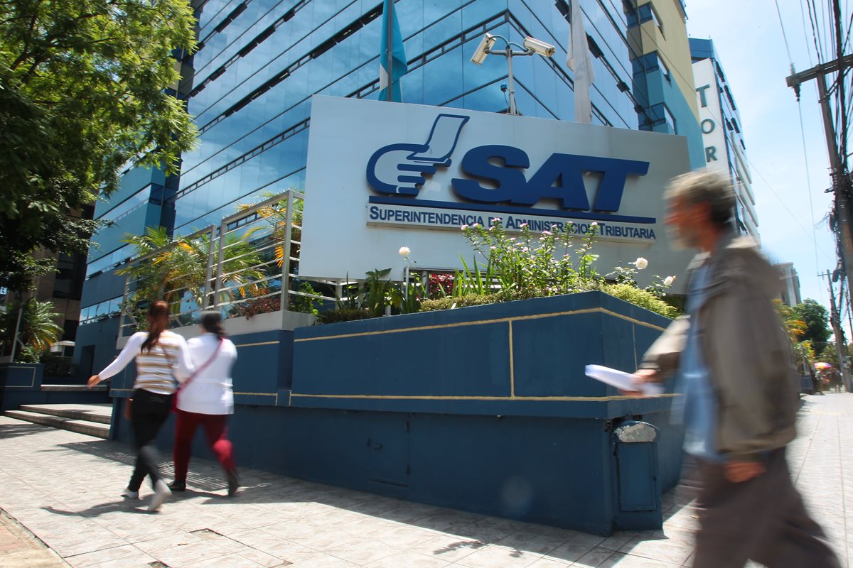 Supuesta red buscaba que auditorías de la SAT ocultaran uso de facturas falsas. (Foto Prensa Libre: Hemeroteca PL)