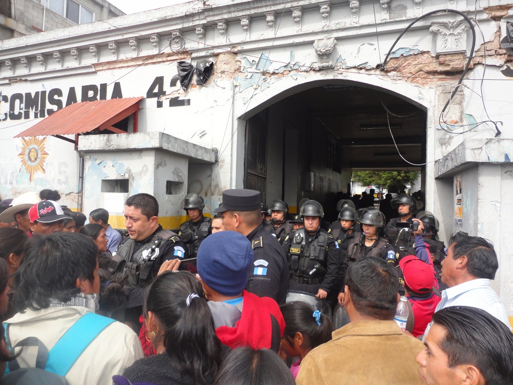 Pobladores inconformes con Cocode dialogan con autoridades de la Comisaría 42, en San Marcos. (Foto Prensa Libre: Genner Guzmán).