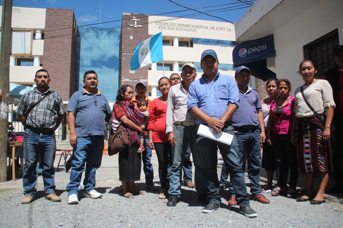 Un grupo de trabajadores municipales de San Pedro Necta, que no han recibido salario, sale del complejo de justicia en la cabecera de Huehuetenango. (Foto Prensa Libre: Mike Castillo).