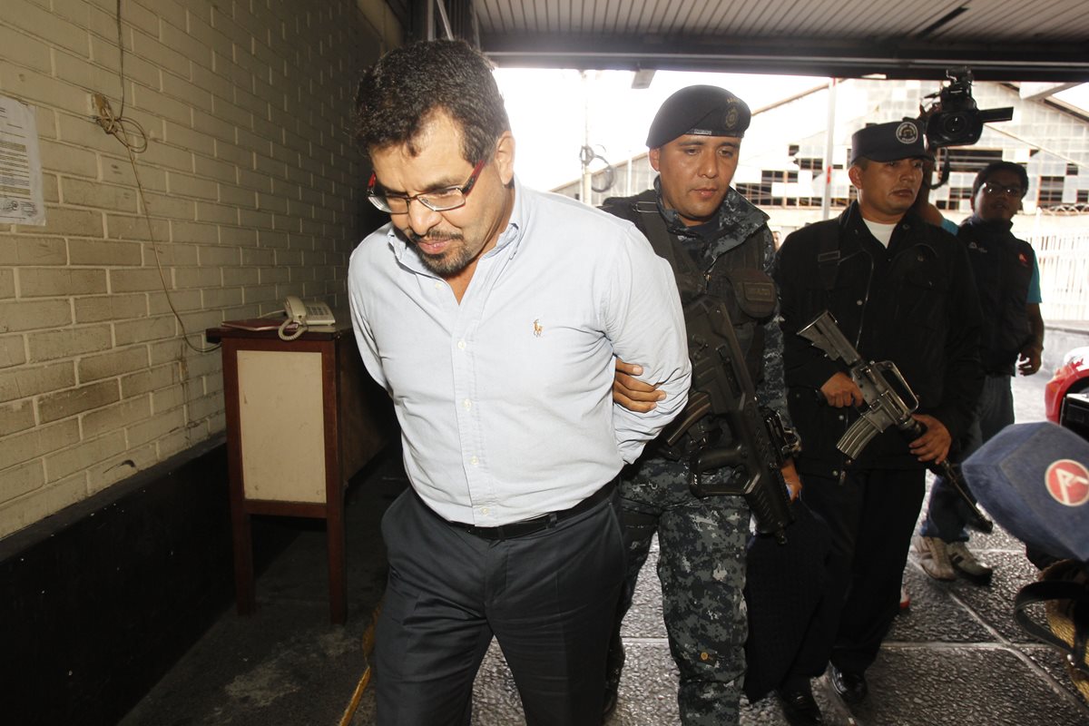 Sergio Hernández, expresidente del grupo financiero Bantrab, es ingresado a la Torre de Tribunales. (Foto Prensa Libre: Paulo Raquec)