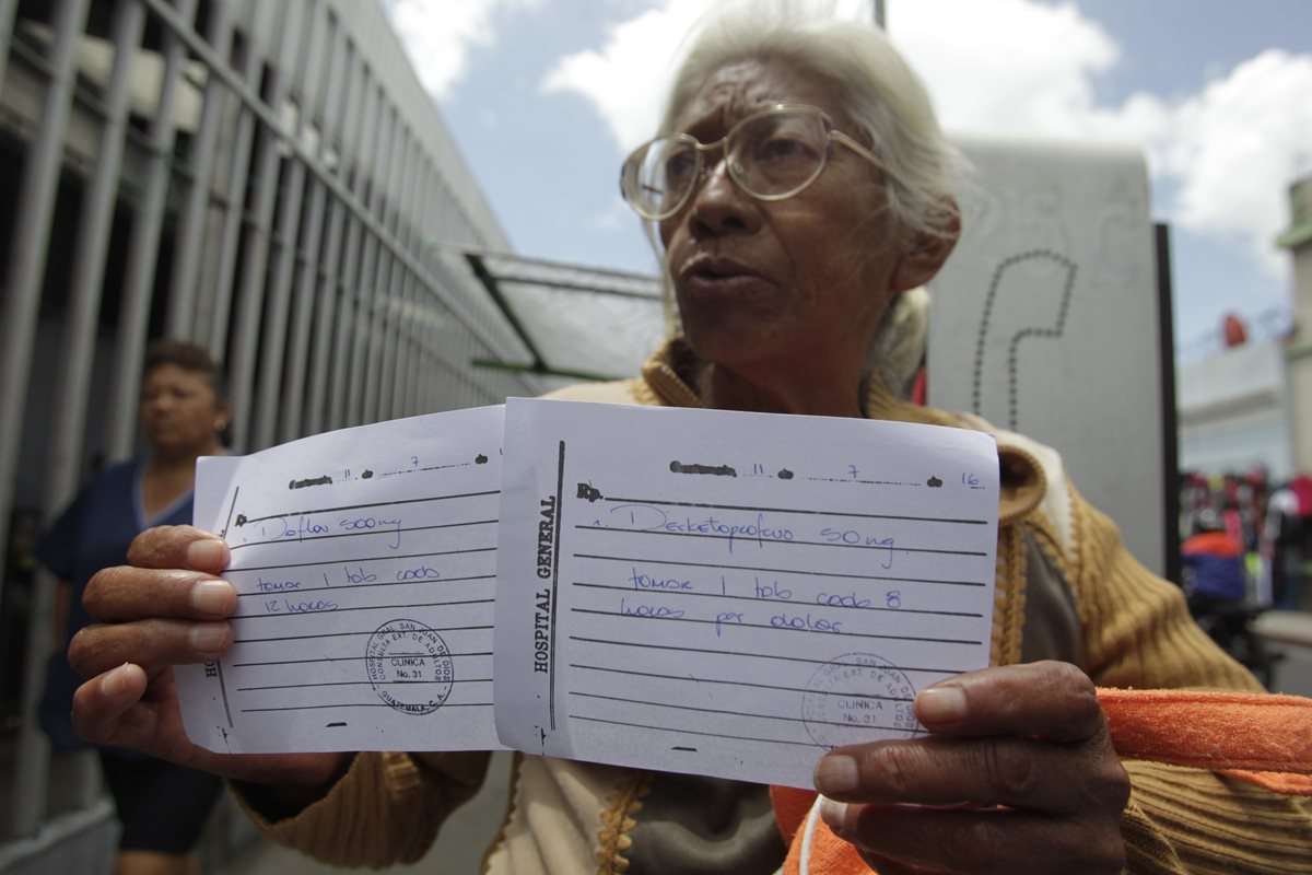 sin consuelo esperaba Eudelia Aguilar, en la banca de la Consulta Externa, el momento de emprender el regreso a casa, sin ser atendida. (Foto Prensa Libre: Edwin Bercián)