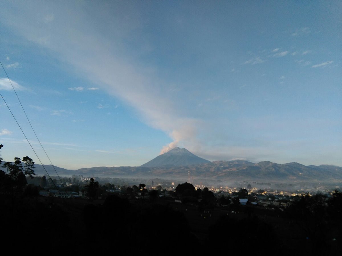 Vista del Volcán de Fuego desde Chimaltenango. (Foto Prensa Libre: César Pérez)