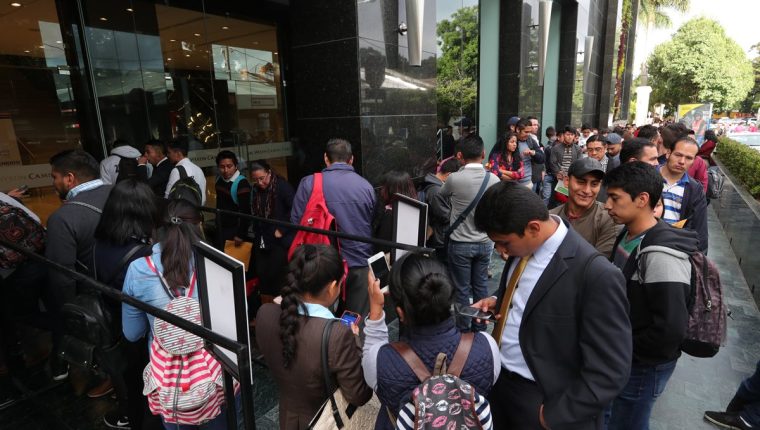 Se espera la participación entre 10 mil y 12 mil candidatos al Festival del Empleo y Emprendimiento de AmCham. (Foto Prensa Libre: Estuardo Paredes)