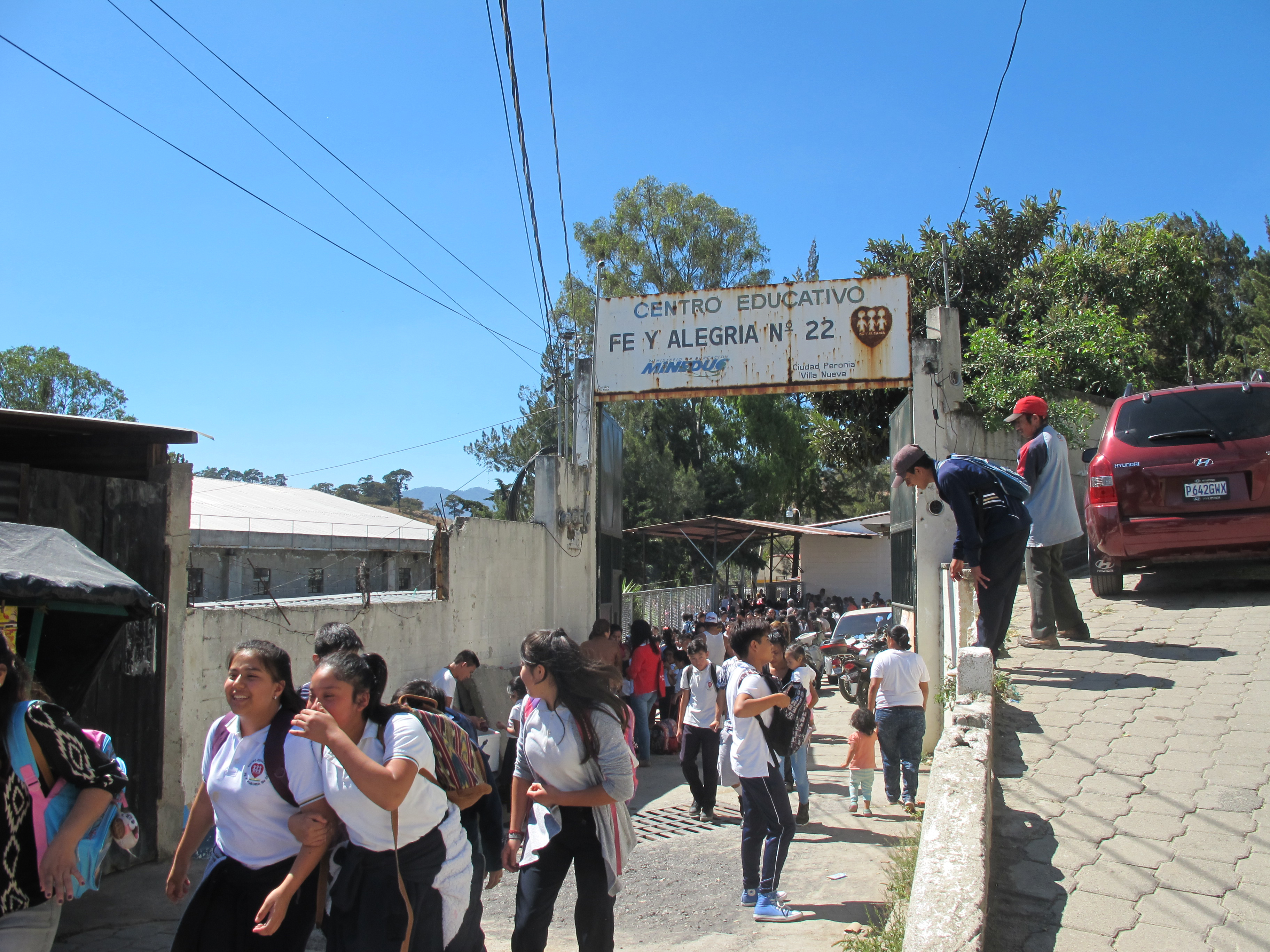 En la escuela Fe y Alegría ubicada en Peronia, Villa Nueva, se tuvo que limitar la atención por falta de presupuesto. (Foto Prensa Libre: Ana Lucía Ola)