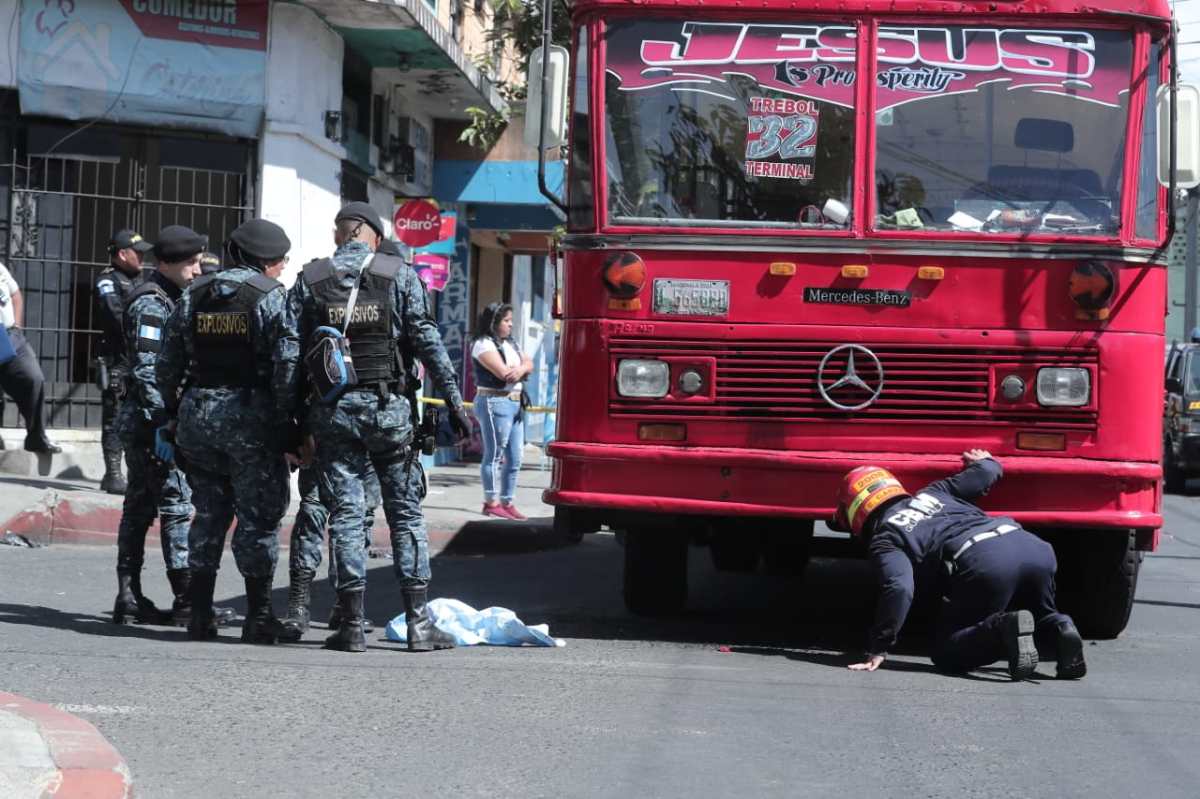 Siete personas fueron heridas, incluyendo a "la Ranflerita" en la explosión de un artefacto en la zona 7. (Foto Prensa Libre: Juan Diego González)