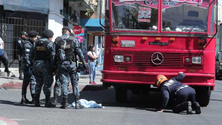 Siete personas fueron heridas, incluyendo a "la Ranflerita" en la explosión de un artefacto en la zona 7. (Foto Prensa Libre: Juan Diego González)