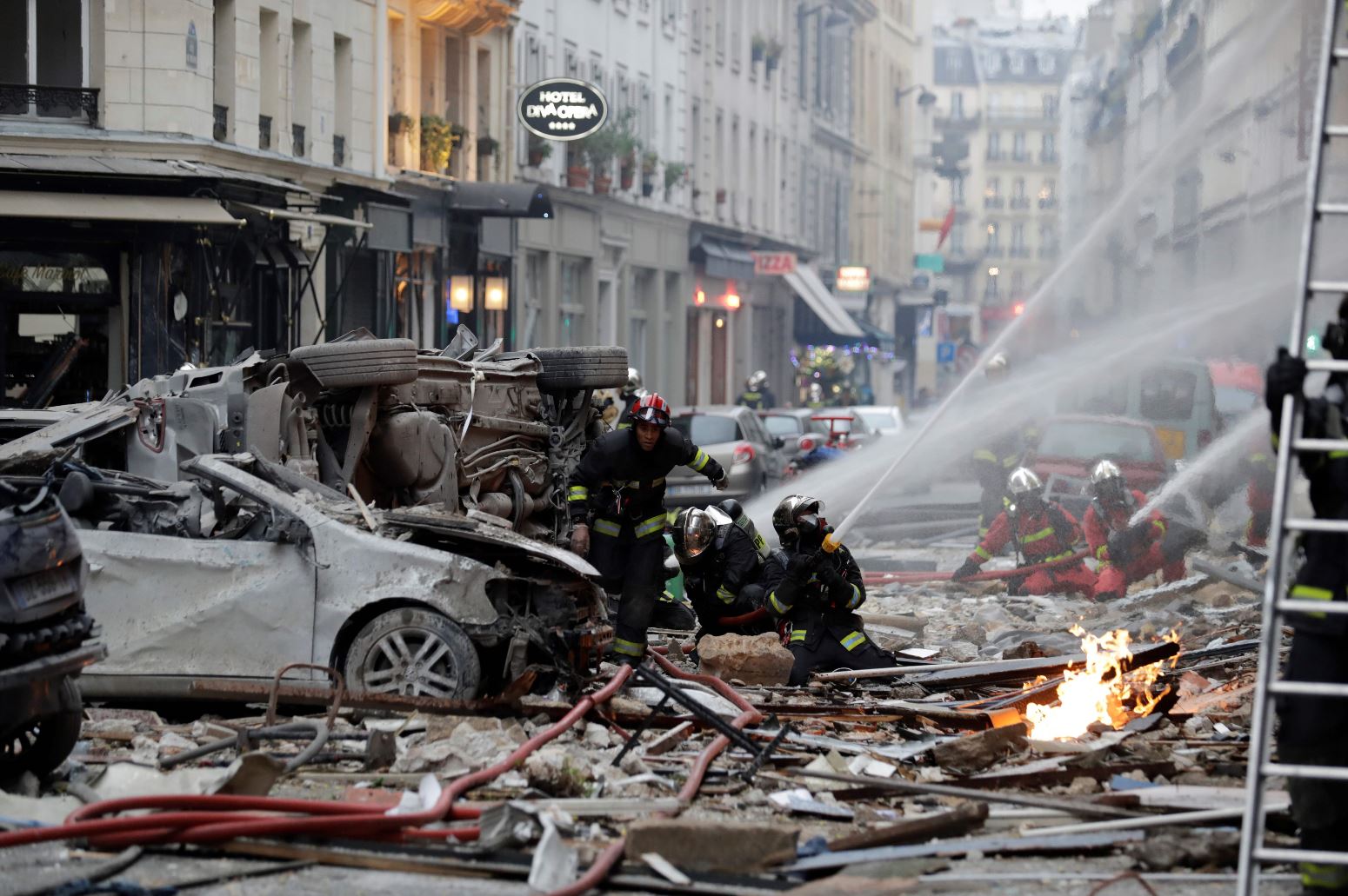 Al menos cuatro personas han muerto por la fuerte explosión en una panadería de París, Francia. (Foto Prensa Libre: AFP)