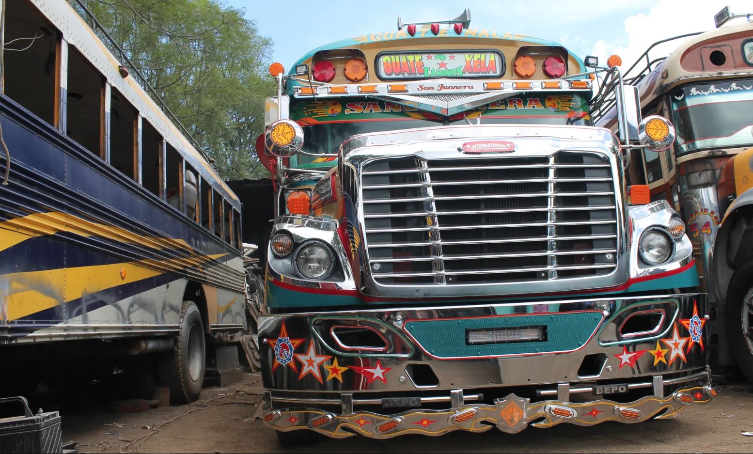 Los autobuses interurbanos como éste se restauraron con cromo y elaboraron trabajos de pintura personalizados, pero debajo de la superficie hay clunkers.
(Foto Prensa Libre:  Martha Pskowski/The Guardian