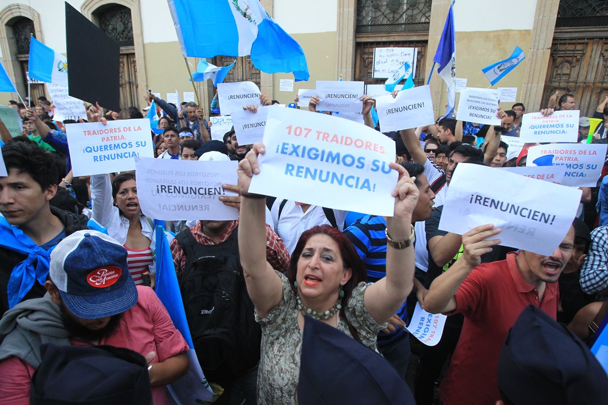 En las últimas semanas cientos de guatemaltecos han exigido la renuncia del mandatario Jimmy Morales y de 107 diputados. (Foto Prensa Libre: Estuardo Paredes)