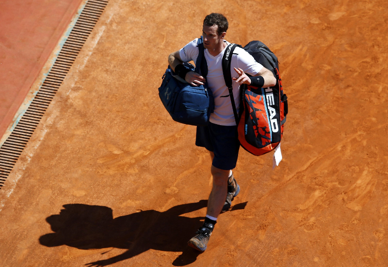 El británico Andy Murray sale triste luego de la eliminación en el abierto de Montecarlo. (Foto Prensa Libre: EFE)