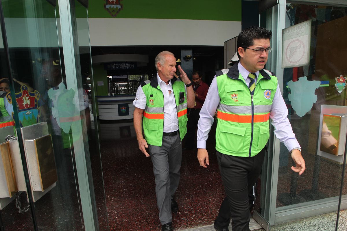 Álvaro Arzú, durante un ejercicio de simulacro de sismo en la municipalidad capitalina. (Foto Prensa Libre: Erick Avila)