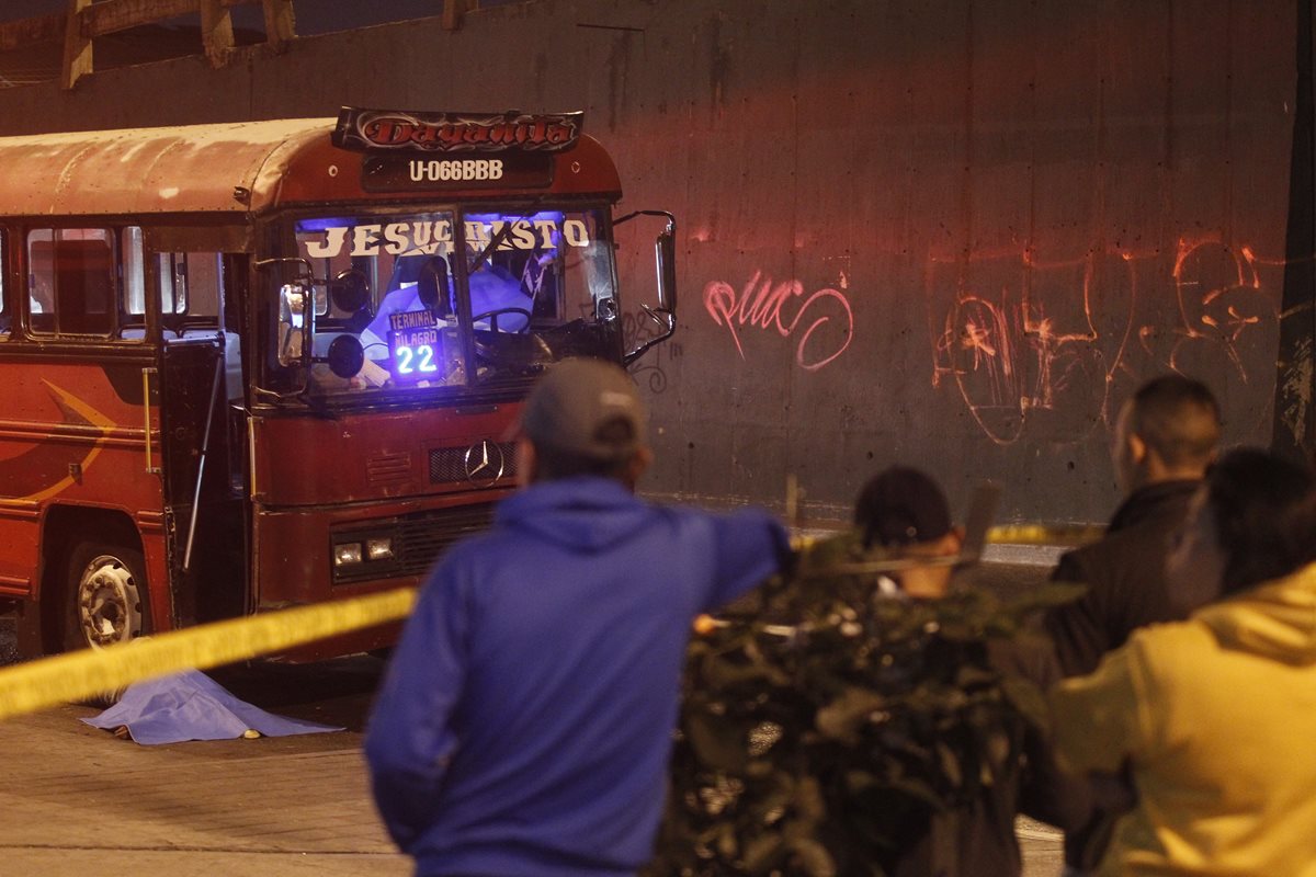 Ataque armado en Avenida La Castellana y 42 calle, zona 8, a un bus de la ruta 22 deja la muerte del piloto y ayudante del bus. (Foto Prensa Libre: Hemeroteca)