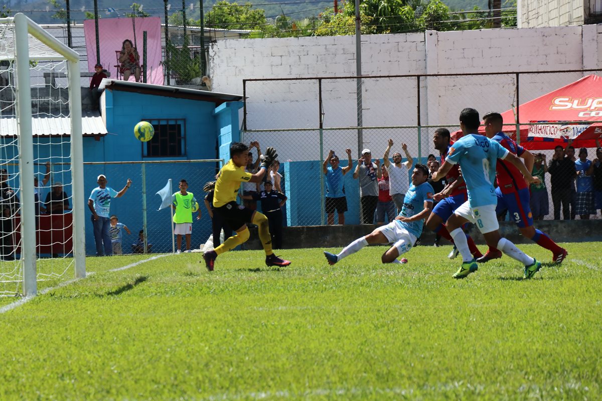 Isaac Acuña anotó el primer gol de Sanarate frente a Xelajú MC. (Foto Prensa Libre: Hugo Oliva)