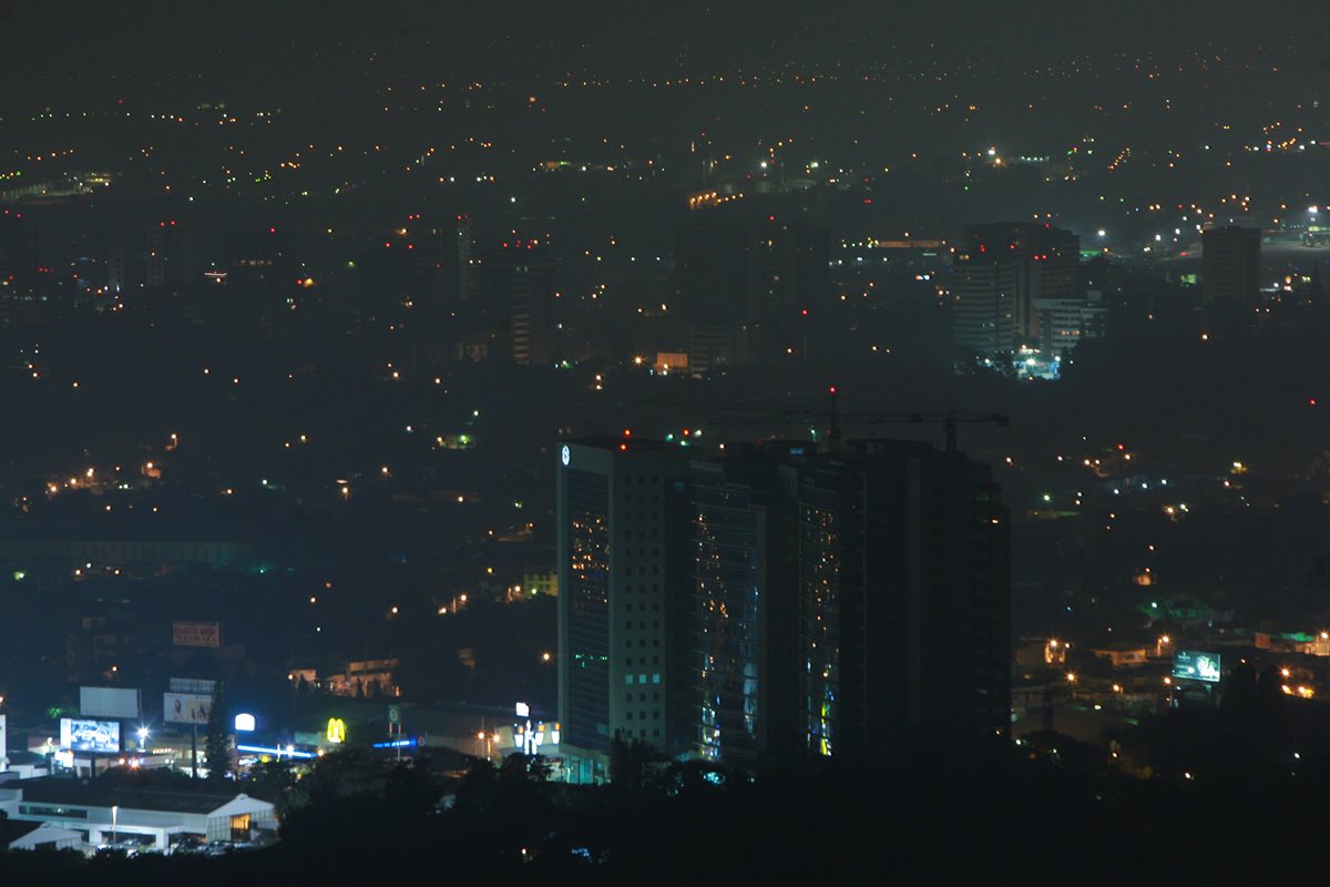 Panorámica de la ciudad durante la Hora del Planeta en el 2015. (Foto Prensa Libre: Hemeroteca PL)