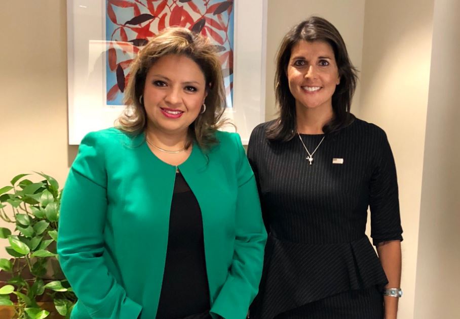 La embajadora de EE. UU. ante la ONU, Nikki Halley (derecha) publicó una foto junto a la canciller Sandra Jovel. (Foto: Twitter/@nikkihaley)