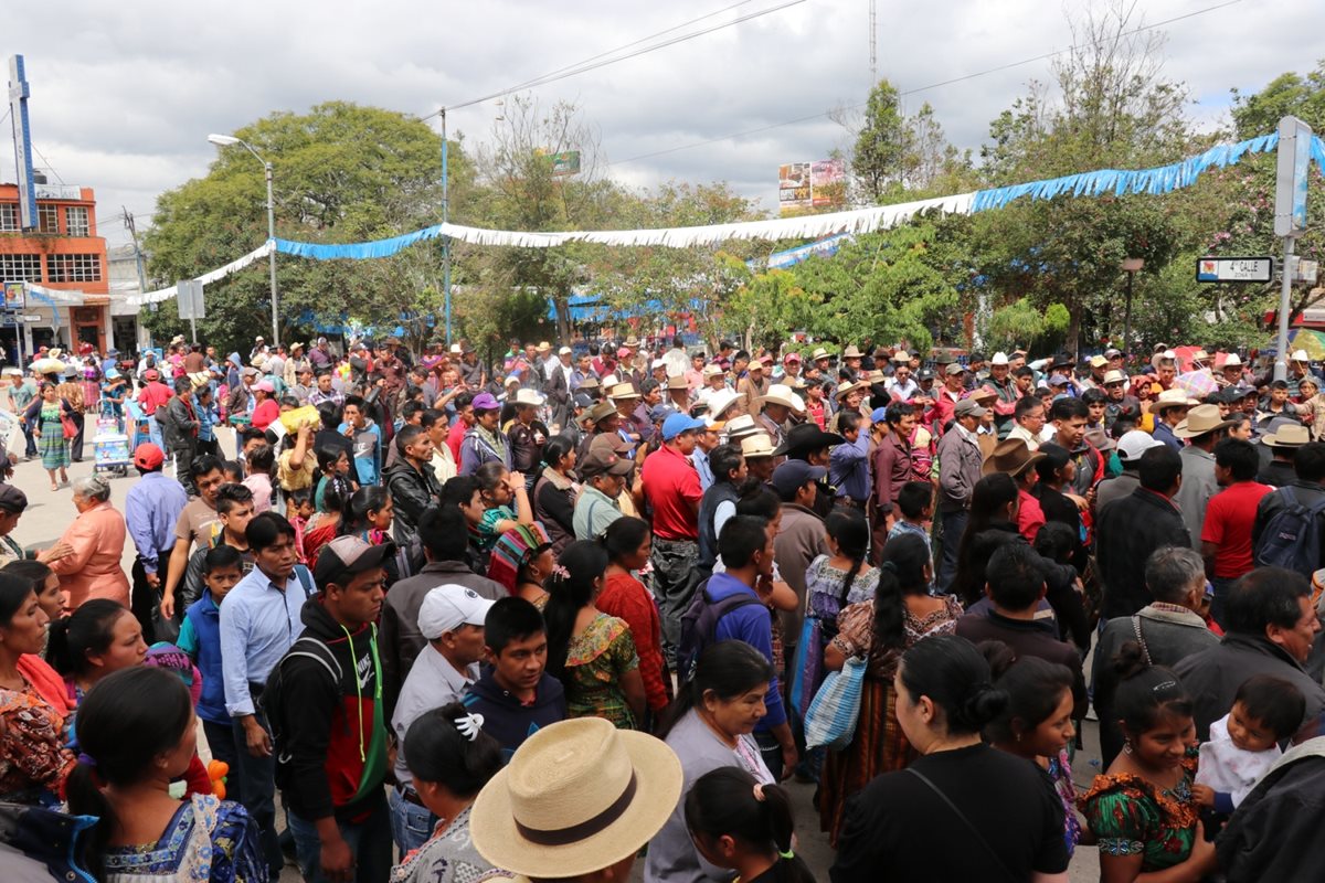 Pobladores manifiestan en apoyo a líder indígena. (Foto Prensa Libre: Héctor Cordero).