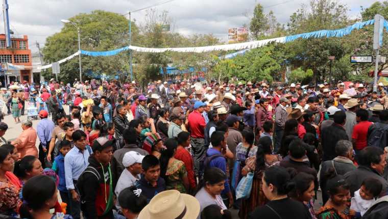 Pobladores manifiestan en apoyo a líder indígena. (Foto Prensa Libre: Héctor Cordero).