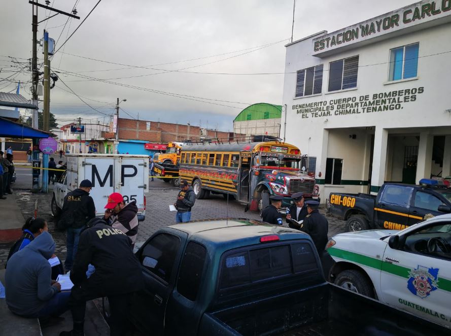 Autoridades investigan asalto a unidad de Transportes Veloz Quichelense. El hecho ocurrió en la Ruta Interamericana, este jueves 28 de junio de 2018. (Foto Prensa Libre: César Pérez Marroquín)