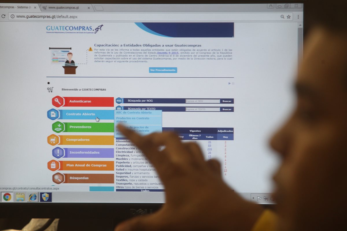 Carlos Dimitri, encargado del portal Guatecompras, sistema administrado por el Minfin, explica las diferentes funciones de búsqueda de información. (Foto, Prensa Libre: Álvaro Interiano)
