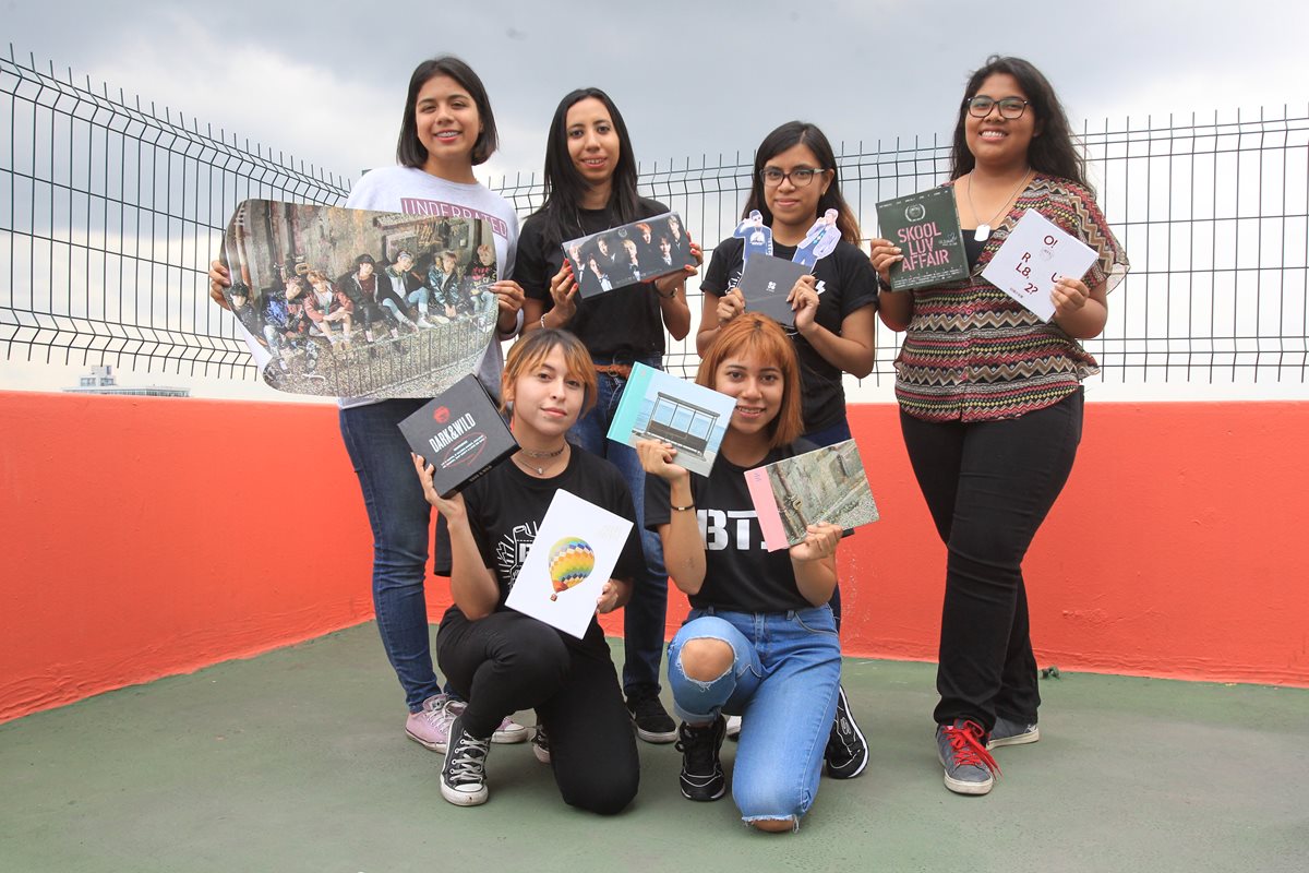 De izquierda a derecha: Rebeca, Sharlyn, Adda y Melany. Abajo: Ángel y Regina. Todas son integrantes del club de fans oficial de BTS. (Foto Prensa Libre: Anna Lucía Ibarra).