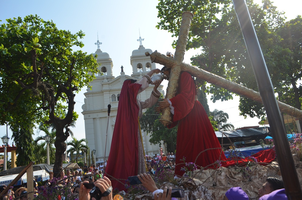 Mujer escenifica a María Magdalena en procesión en Retalhuleu. (Foto Prensa Libre: Jorge Tizol).