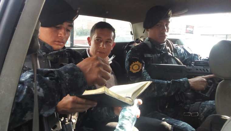 Mynor Francisco Leonardo Cerón es trasladado por la Policía luego de ser detenido en la zona 9 capitalina. (Foto Prensa Libre: PNC)