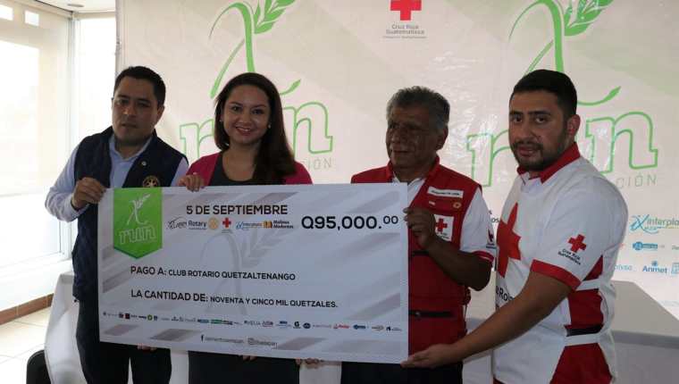 Organizadores de la carrera XRun Xela entregaron un cheque simbólico a los representates de Cruz Roja delegación Quetzaltenango. (Foto Prensa Libre: Raúl Juárez)