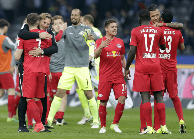 Los jugadores del Leipzig celebran que podrán participar la próxima campaña la Liga de Campeones. (Foto Prensa Libre: AP)