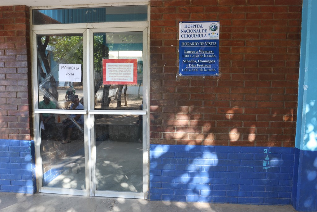 Rótulo informa sobre suspensión de visitas en el Hospital Nacional de Chiquimula. (Foto Prensa Libre: Edwin Paxtor).