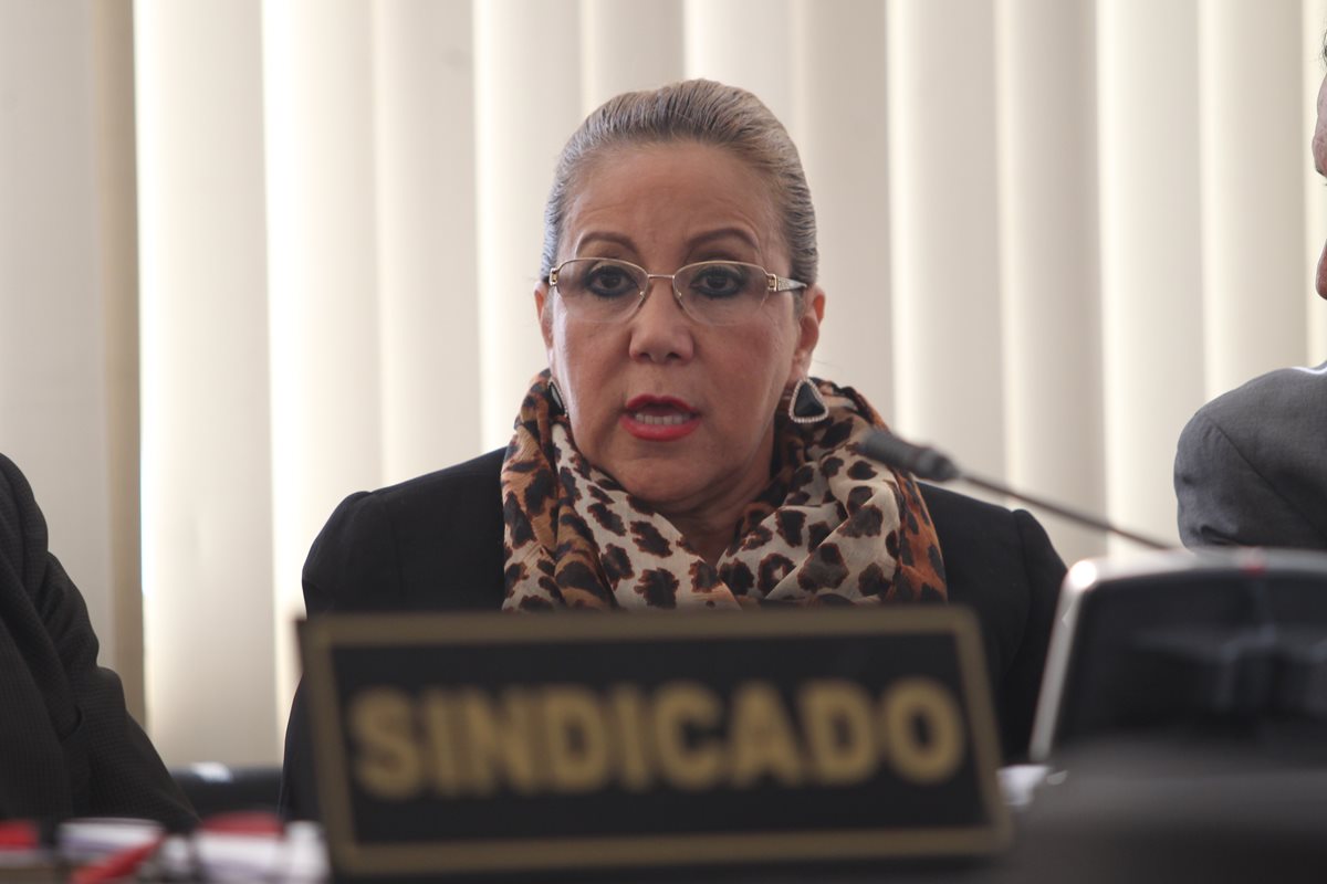 Magistrada Blanca Stalling y juez Carlos Ruano se ven fijamente en el Juzgado Octavo. Él la denunció a ella por tráfico de influencias. (Foto Prensa Libre: Érick Ávila)