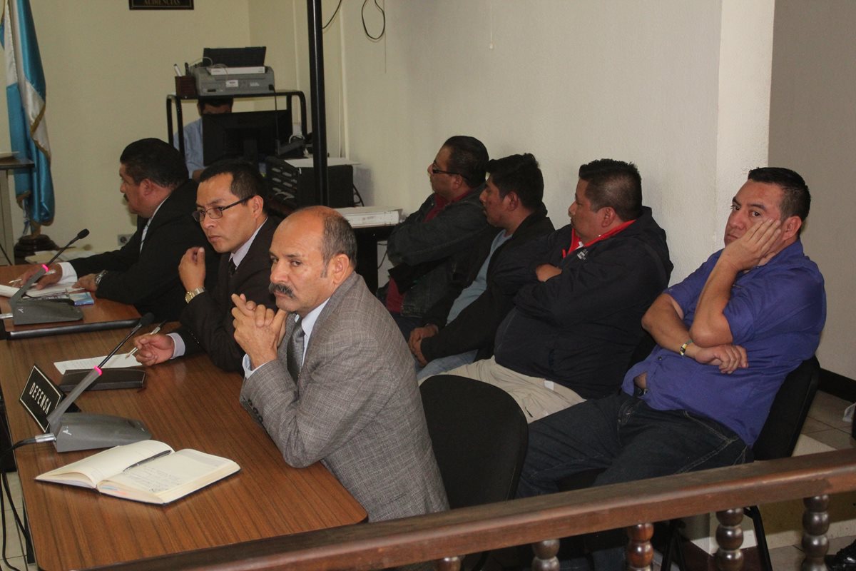 Los sindicados junto a sus abogados defensores escuchan la sentencia en el Tribunal de Huehuetenango. (Foto Prensa Libre: Mike Castillo)
