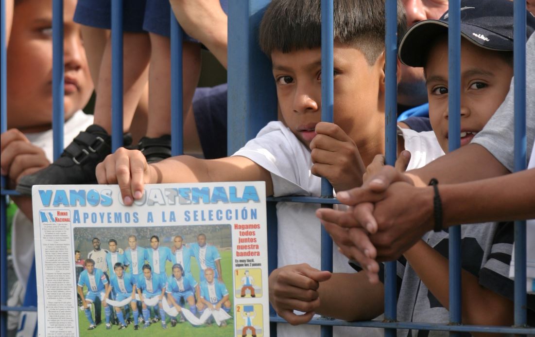 Sin importar los colores, la Selección Nacional unía a los aficionados guatemaltecos. (Foto Prensa Libre: Hemeroteca PL)