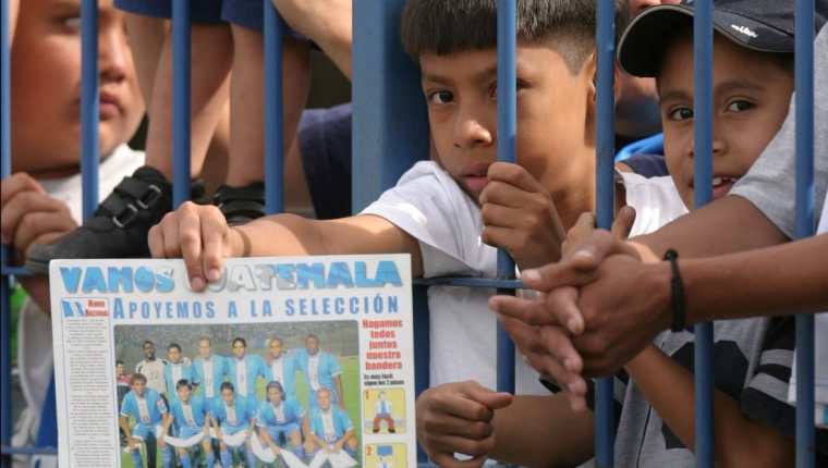Sin importar los colores, la Selección Nacional unía a los aficionados guatemaltecos. (Foto Prensa Libre: Hemeroteca PL)