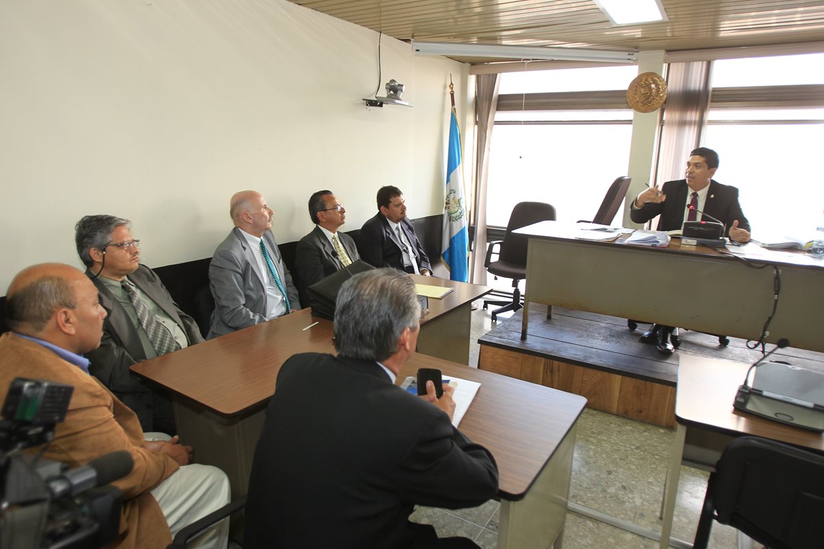 Exintegrantes de la junta directiva de Bancafé, cuando fueron enviados de nuevo a prisión. (Foto Prensa Libre: Hemeroteca)