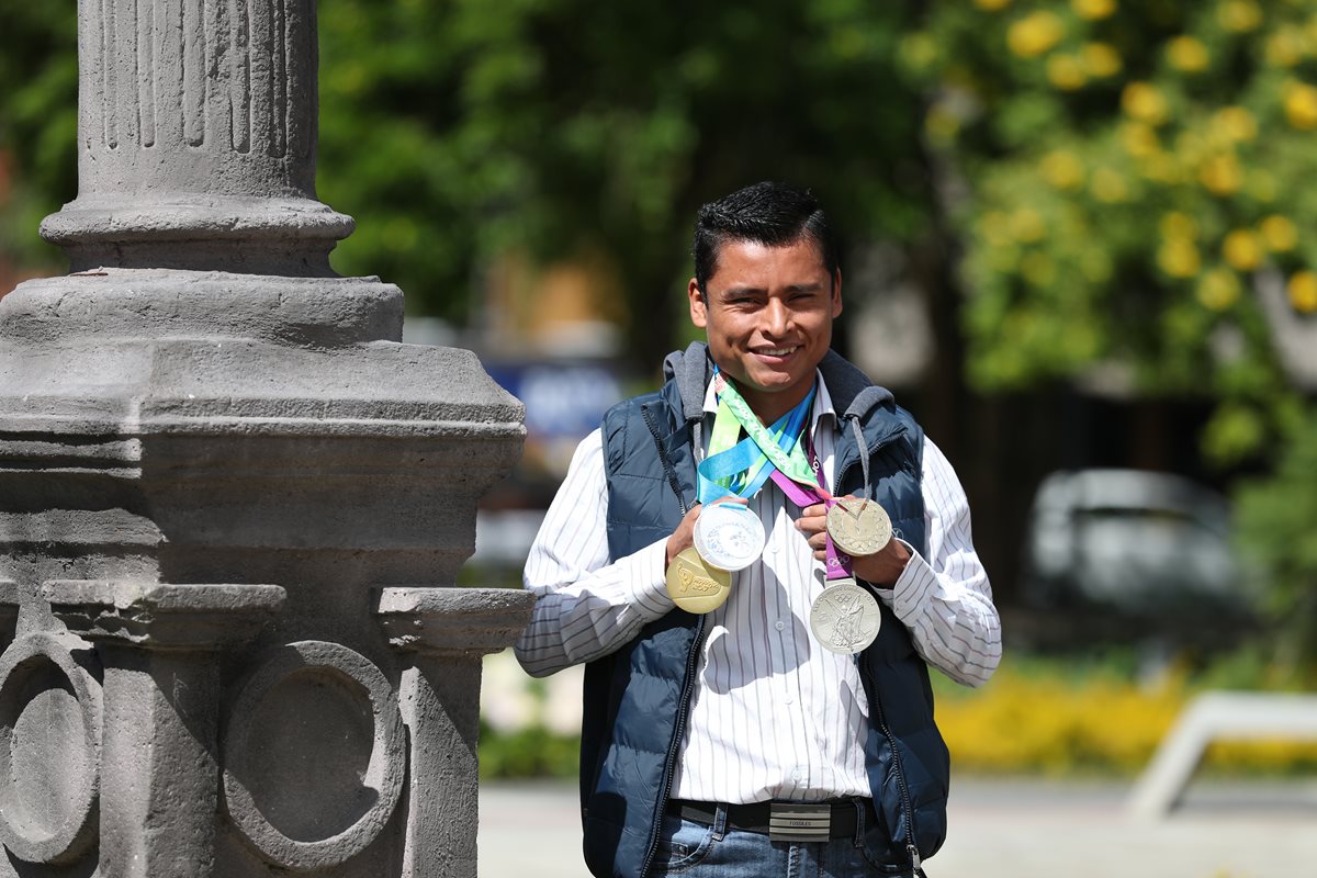 Érick Barrondo muestra con orgullo las medallas que atesora con especial cariño. (Foto Prensa Libre: Fernando López)
