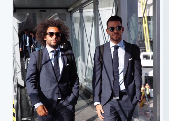 Marcelo y Daniel Ceballos cuando partían rumbo a Macedonia. (Foto Prensa Libre: cortesía Twitter @RealMadrid)