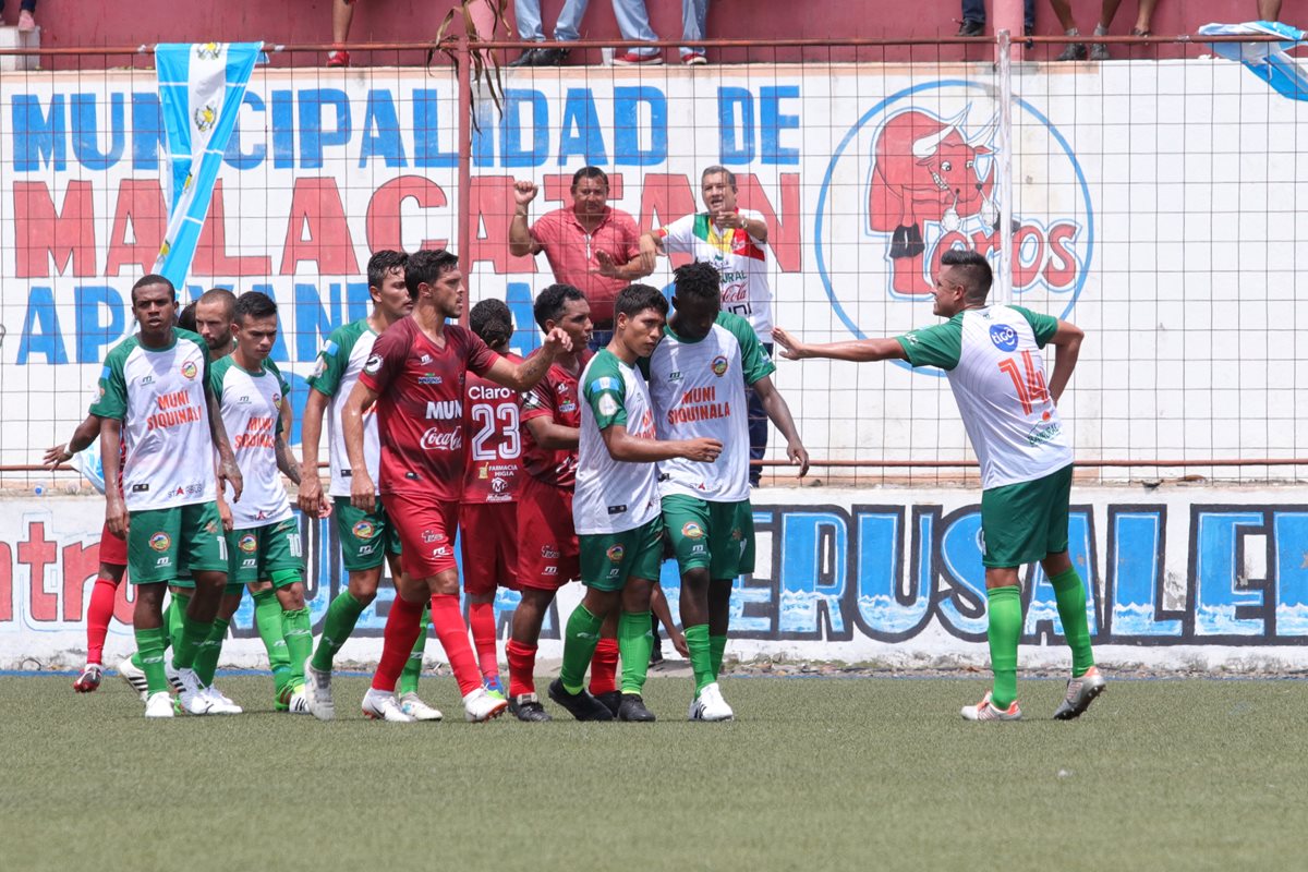 Jugadores de Malacateco y Siquinalá muestran su apoyo a Marvin Ávila después de los insultos racistas de la afición de los Toros al jugador naranjero. (Foto Prensa Libre: Raúl Juárez)
