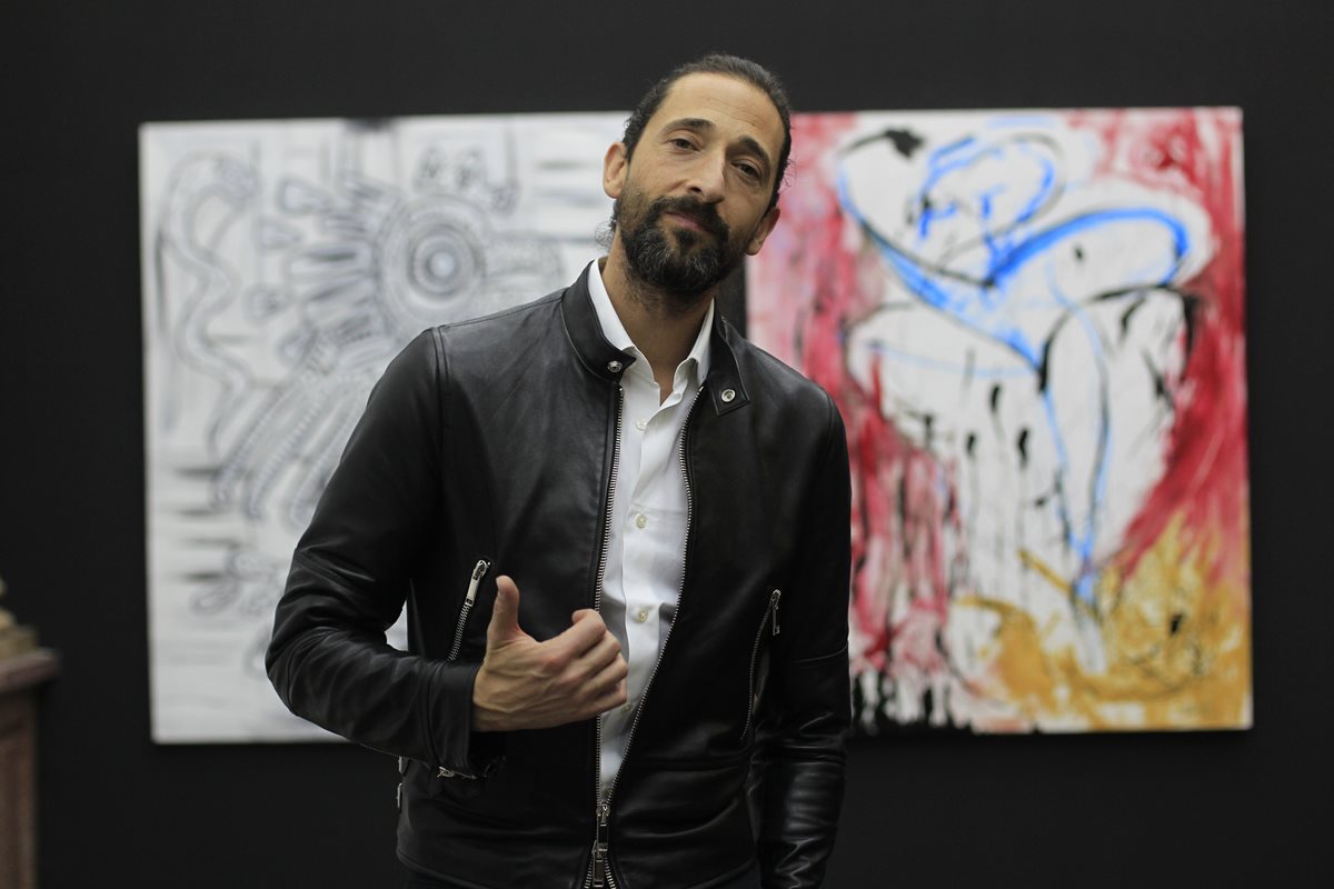 Adrien Brody en la donación de su obra a la Fundación G&T Continental. (Foto Prensa Libre: Edwin Bercián)