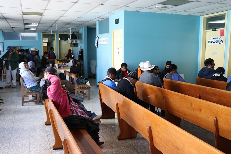 Pacientes y familiares de estos esperan su turno para que especialistas los atiendan, en el Hospital Regional de Occidente de Xela. (Foto Prensa Libre: María José Longo)