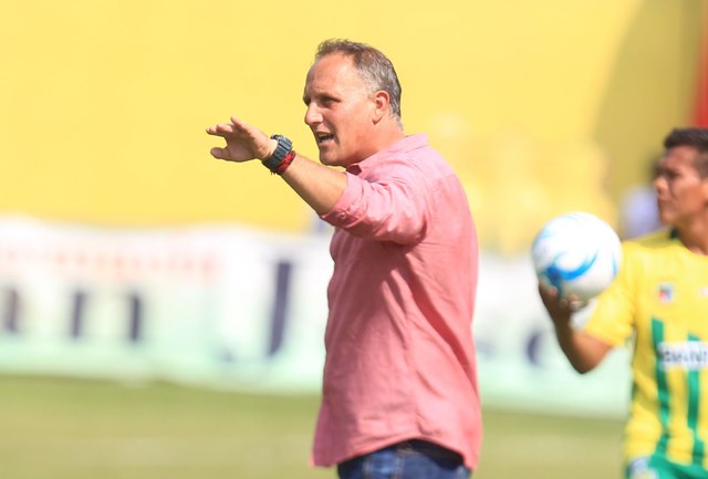 Ramiro Cepeda, técnico de Petapa, mantiene confía en darle vuelta al resultado el próximo domingo. (Foto Prensa Libre: Carlos Vicente).