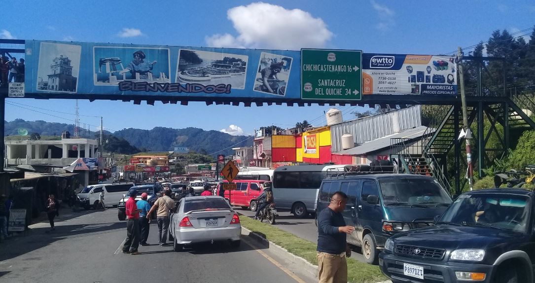 Los transportistas bloquean el kilómetro 123 de la ruta Interamericana, Los Encuentros, Sololá. (Foto Prensa Libre: Héctor Cordero)