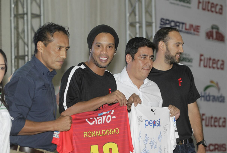 Ronaldinho compartió sus impresiones en Guatemala y dice que se prepara para el Clásico de la Alegría. (Foto Prensa Libre: E. Bercián)