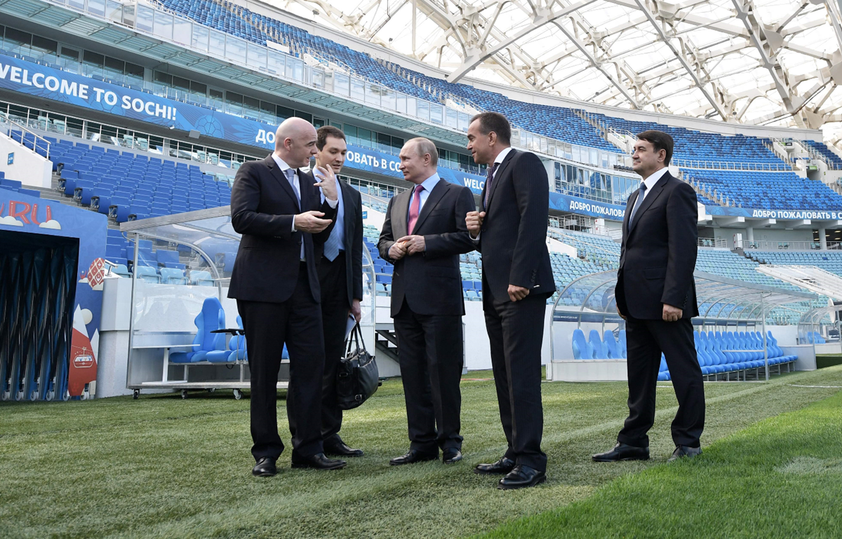 El presidente Vladimir Putin comparte con Gianni Infantino en el estadio de Sochi. (Foto Prensa Libre: AFP)