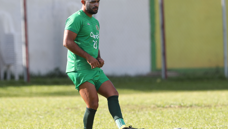 Erwin 'el Abuelo' Morales es uno de los futbolistas en los que más confía el técnico guatemalteco Amarini Villatoro. (Foto Prensa Libre: Edwin Fajardo)