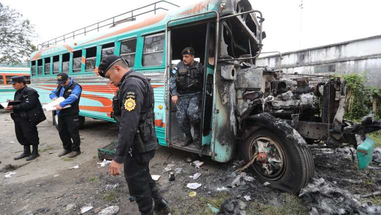 Un bus extraurbano fue incendiado por desconocidos en Piedra Parada Cristo Rey, Santa Catarina Pinula. (Foto: Erick Avila)