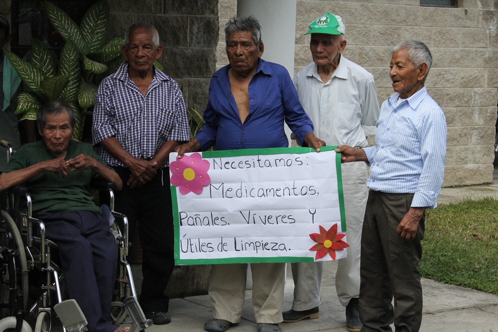 Algunas de las personas de la tercera edad que necesitan ayuda en San Luis, Petén. (Foto Prensa Libre: Walfredo Obando).